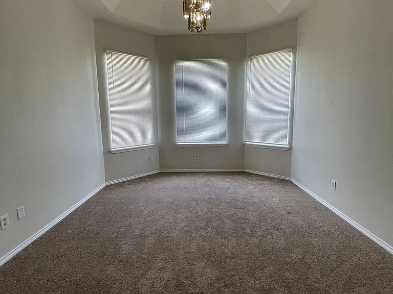 1305 James Cir — Photo 4
