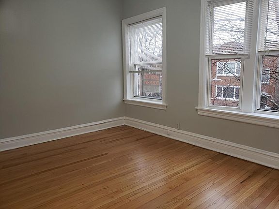 3rd image of 3040 W Ainslie St #2