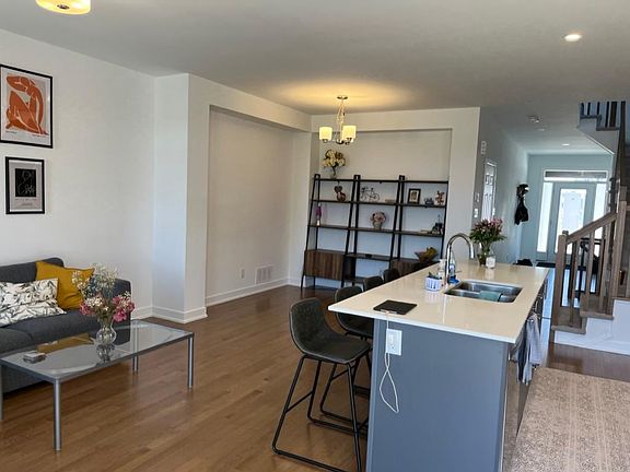 3rd image of 889 Solarium Ave