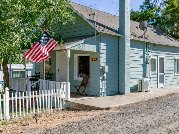203 6th St, Maupin, OR 97037