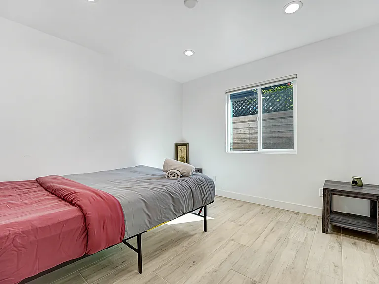 5554 Capistrano Ave — Photo 20