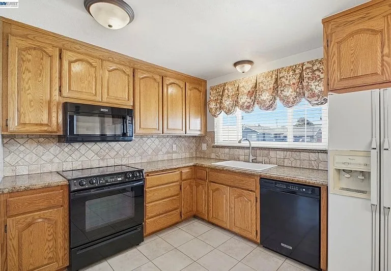 930 Castle St — Photo 10