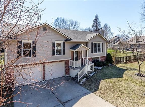 3rd image of 1004 NE Quail Walk Dr