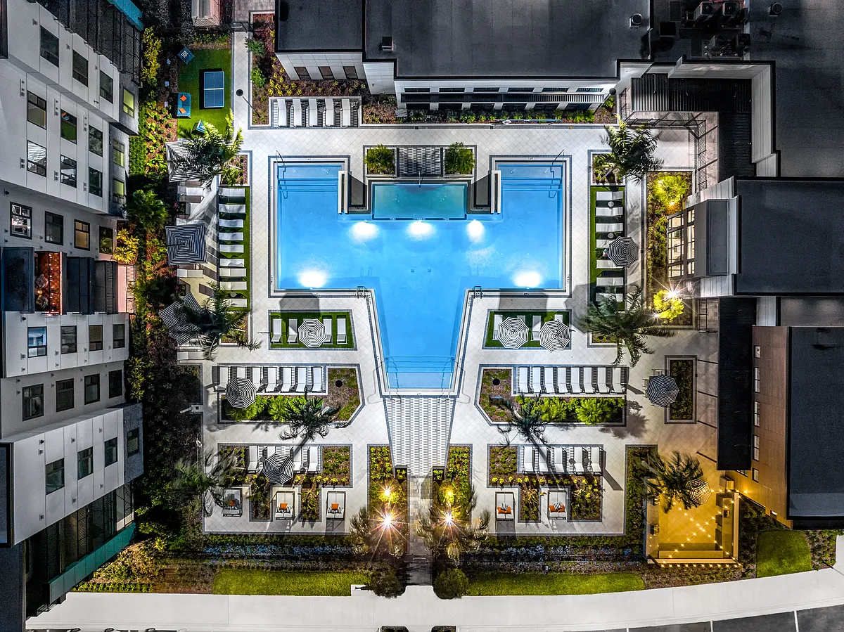 Building Photo - The Alibi at Lake Lilly