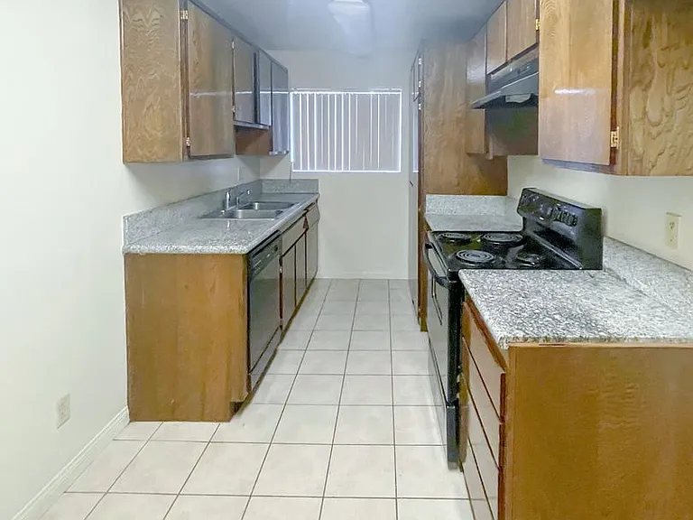718 N Monterey St — Photo 6