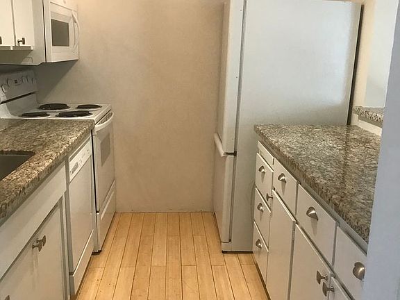 4th image of 861 Southwood Blvd #1