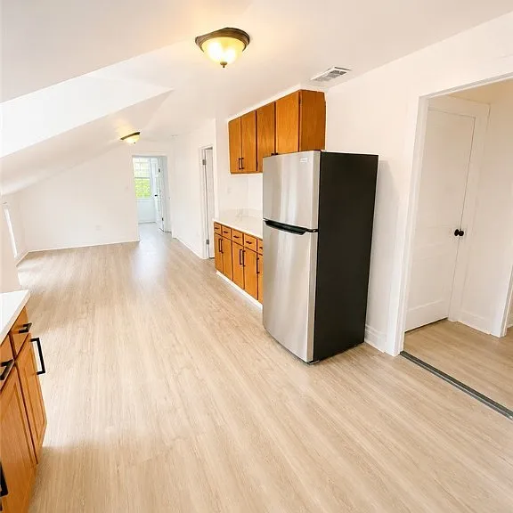 612 W 40th St #B — Photo 10