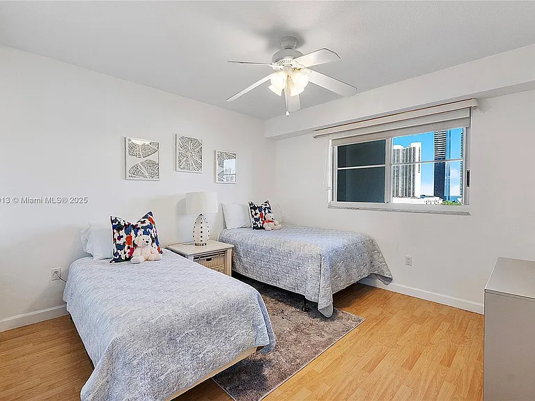 17050 N Bay Rd #807 — Photo 25