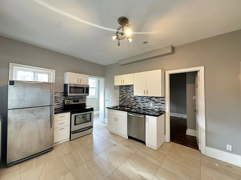 974 King St E #2 — Photo 12