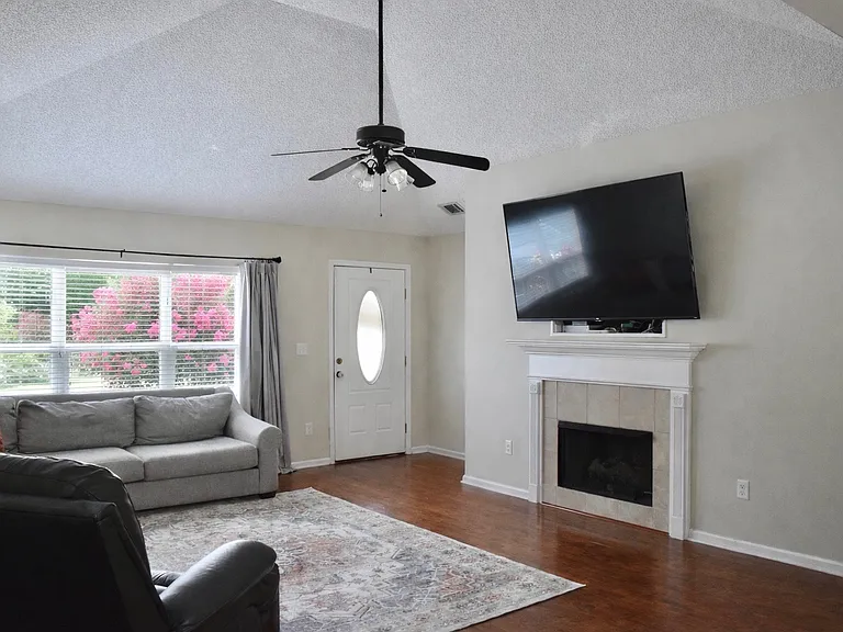 413 Gravel Way — Photo 2