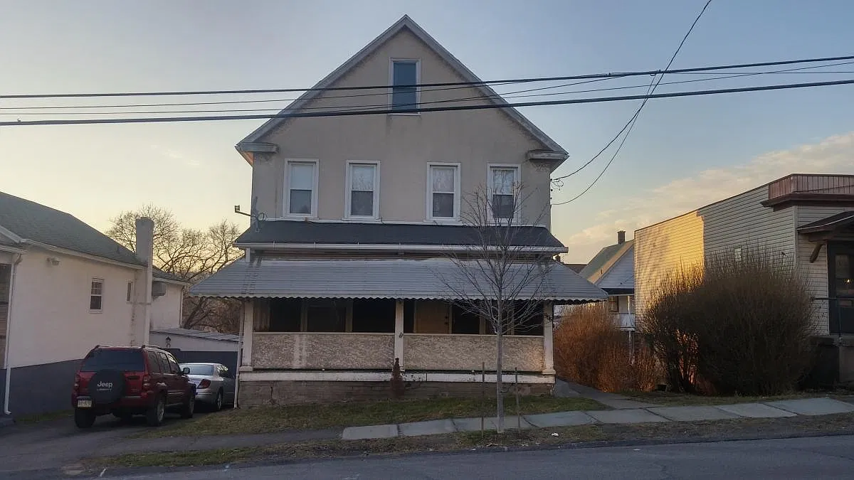 4 bed, 1.5 bath, 1626 sqft, $1,300 — Photo 1