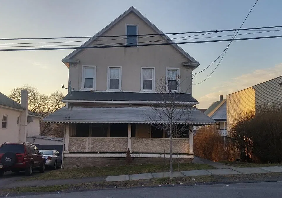 906 Crown Ave