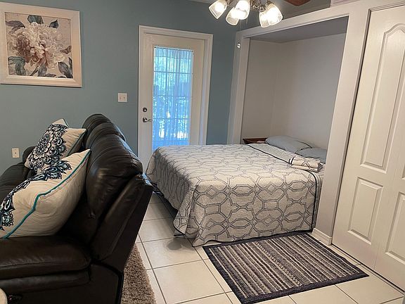 New queen bed