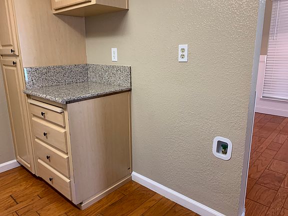 4th image of 445 Magnolia Ln