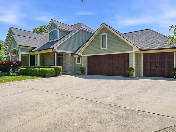 5th image of 1919 Greenleaf Dr