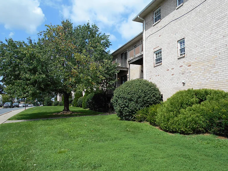 1427 E Tremont St #2 — Photo 2