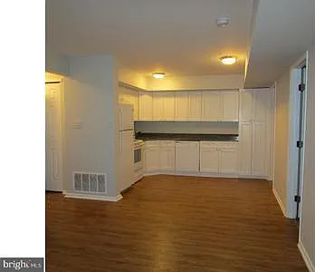 206 Brighton Ct — Photo 2