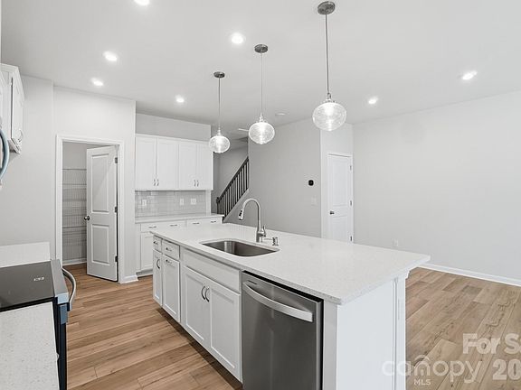 5th image of 340 Laura Elizabeth Ln