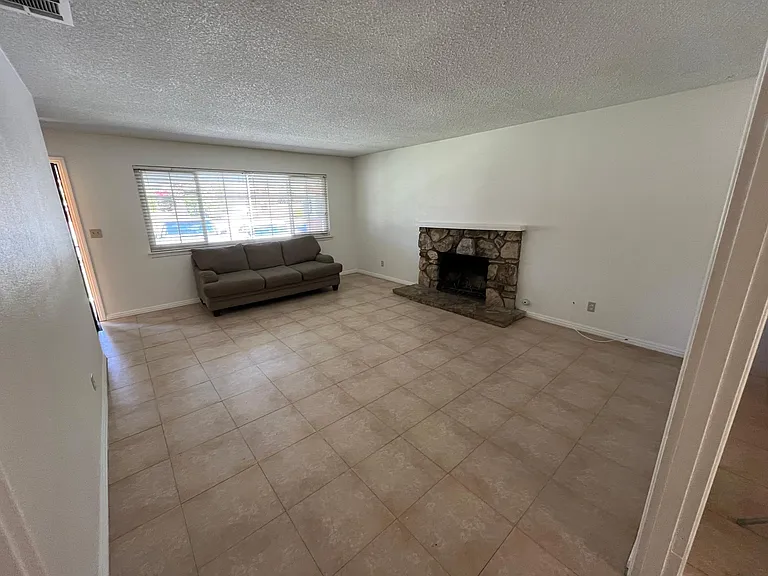 400 W Blaine St — Photo 6