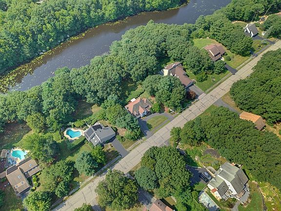 2nd image of 250 Palisades Cir
