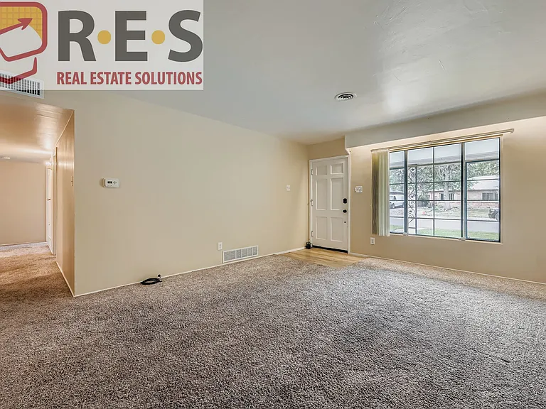 884 Troy St — Photo 10