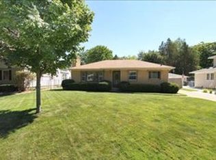 1012 Westmoor Dr NW, Grand Rapids, MI 49504