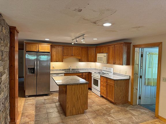 4th image of 765 Schoolhouse Road