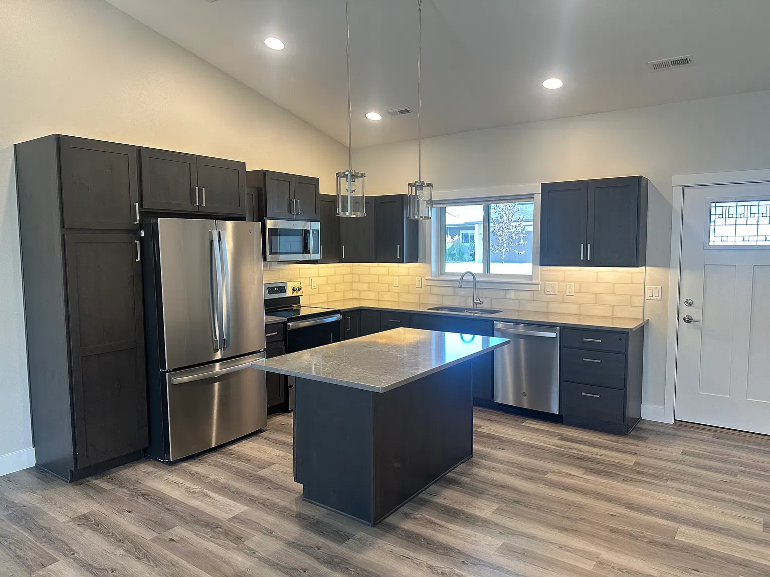 2 bed, 1063 sqft, $2,100 — Photo 2