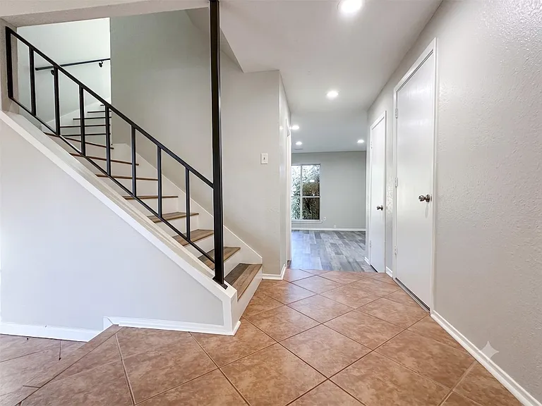 302 Morningside Dr — Photo 6