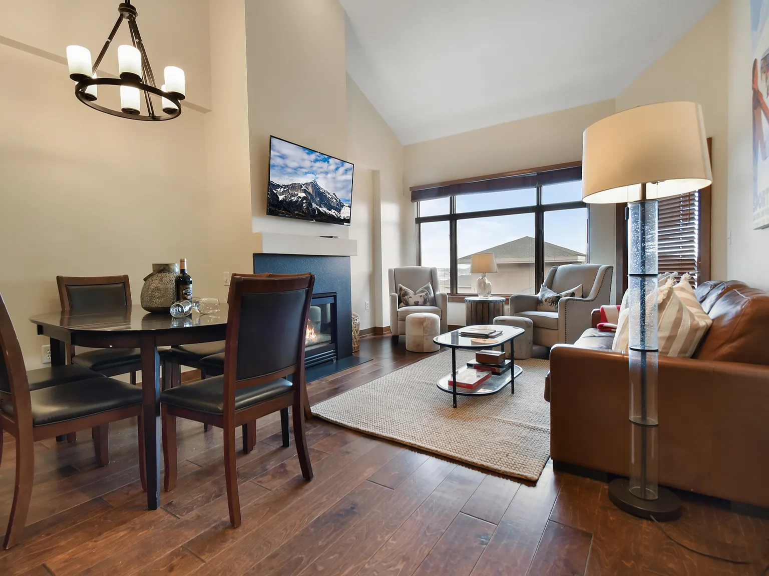 3 bed, 1082 sqft, $3,485 — Photo 3