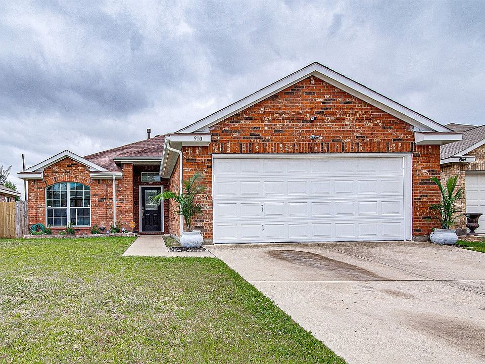 1st image of 910 Plumeria Dr
