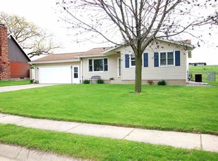 1141 N 10th St, Clinton, IA 52732
