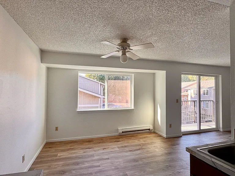1633 Maple Ln #H4 — Photo 4