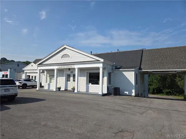 225 Portage Rd, Lewiston, NY 14092