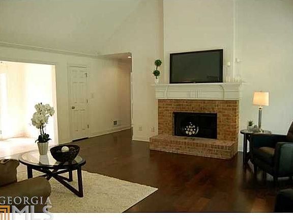 5th image of 1048 Chestnut Hill Cir