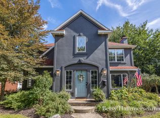 950 Bellclaire Ave SE, East Grand Rapids, MI 49506