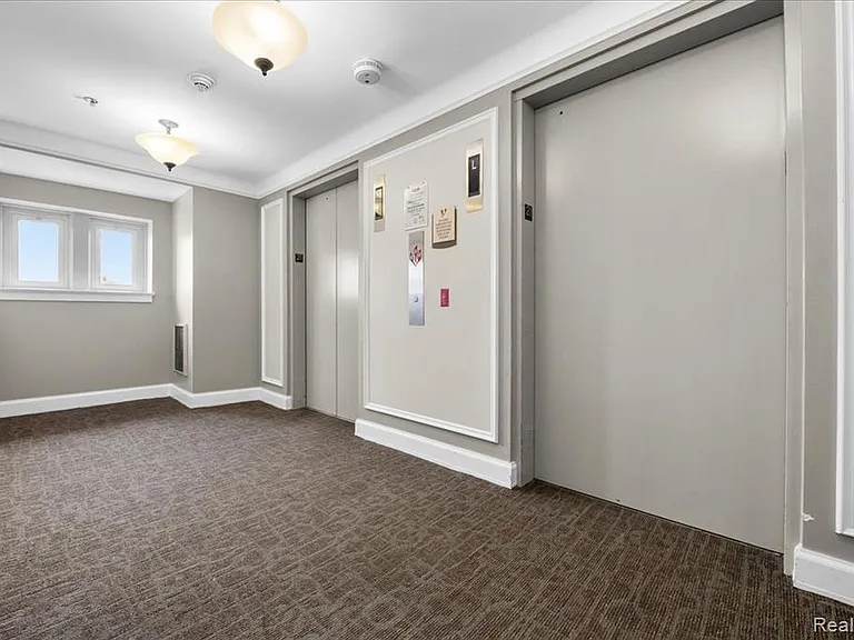 525 W Lafayette Blvd #C21 — Photo 22