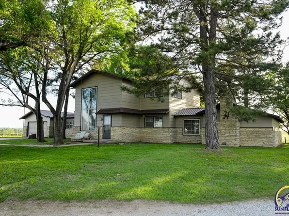 1104 V Rd, Eureka, KS 67045