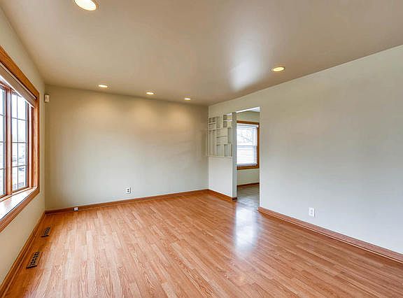 4th image of 102 E Streamwood Blvd