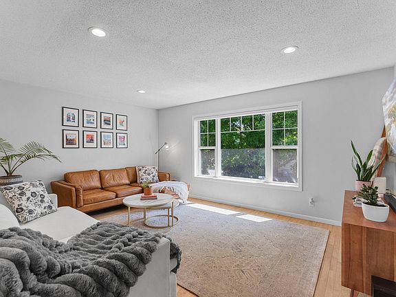 4th image of 1736 3rd St NE