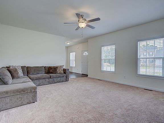 5th image of 805 Carriage Parkway