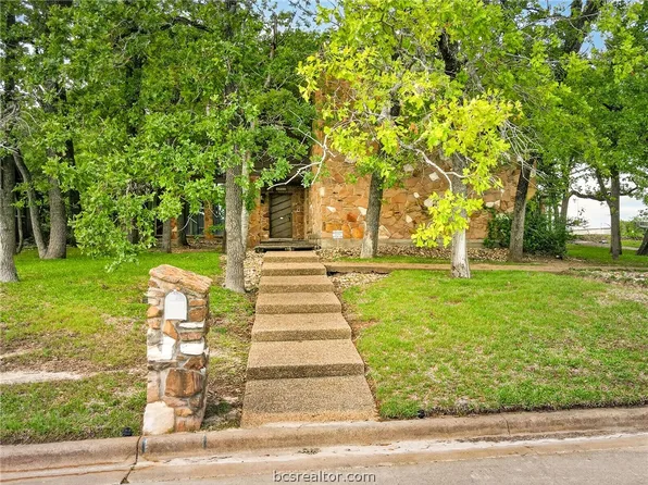 2911 Partridge Cir, Bryan, TX 77802