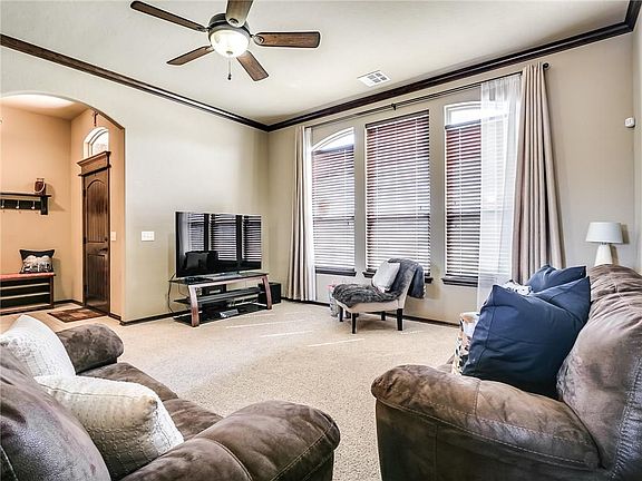 5th image of 3209 Marilyn Dr