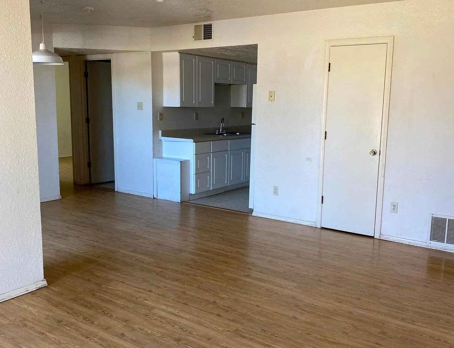 2 bed, 1.0 bath, 792 sqft, $900 — Photo 1