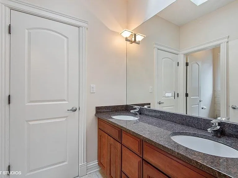1560 Florence Ave — Photo 14