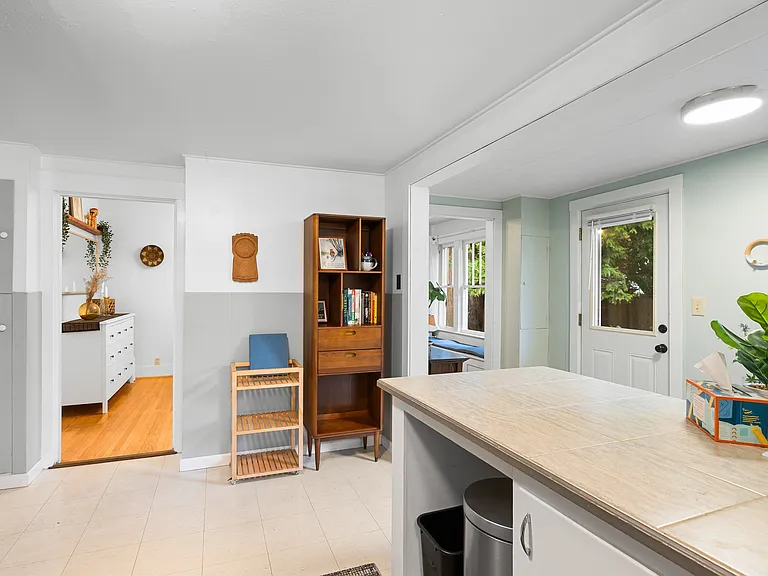 342 N 1st Ave — Photo 8