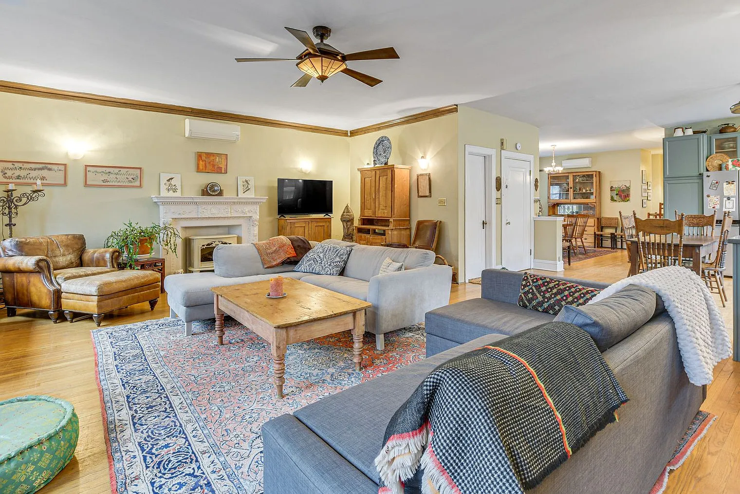 2 bed, 1.0 bath, 1991 sqft, $3,612 — Photo 4