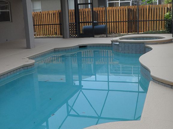 5th image of 121 Lombard Cir