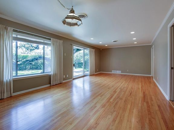 5th image of 319 Royal Oaks Dr