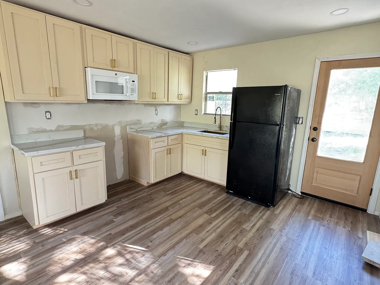 3 bed, 816 sqft, $1,150 — Photo 3